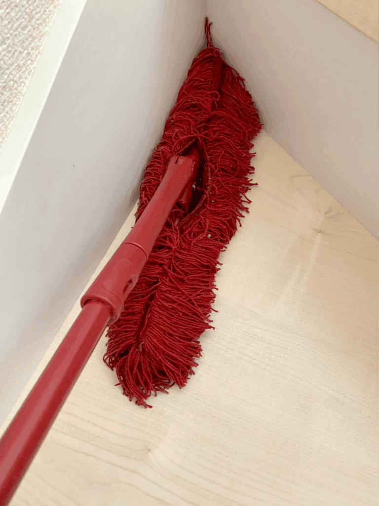 ダスキンのレンタルモップ　部屋の隅