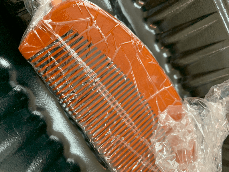 つげ櫛をひたひたの椿油につけてラップに包む